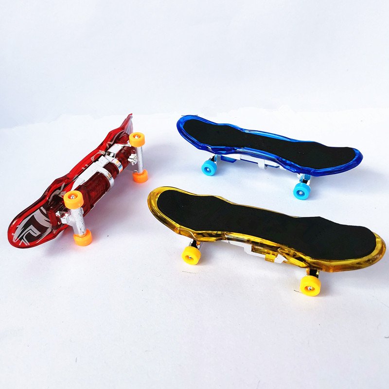 ♪ Finger skateboards ♪ ♪ Mini-Scooter rolls ♪