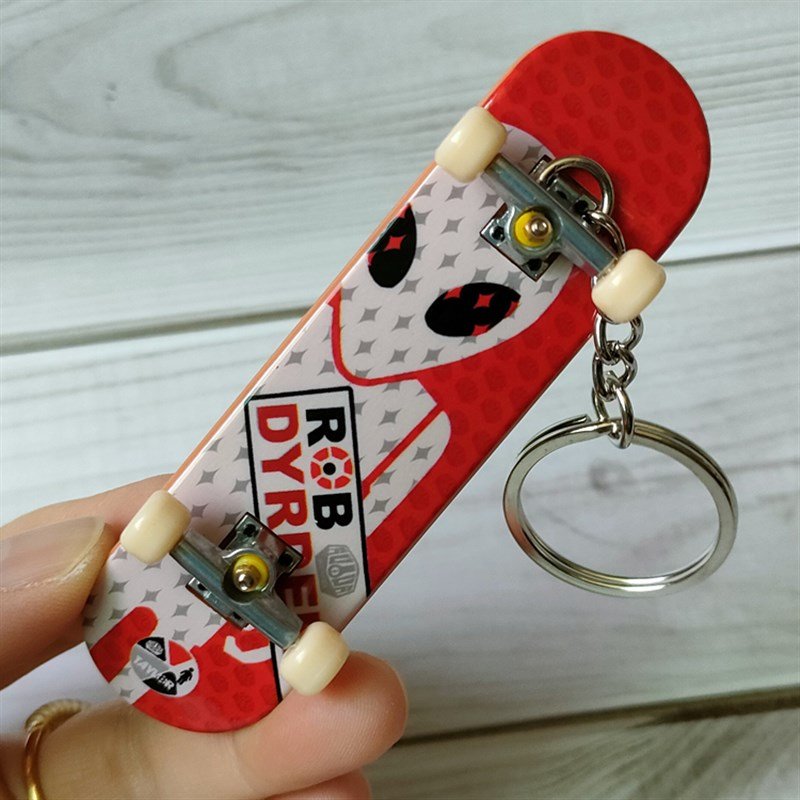 9.5 x 2.5-finger skateboard key chain, four-wheel double-barrel mini-finger-fingered children's package