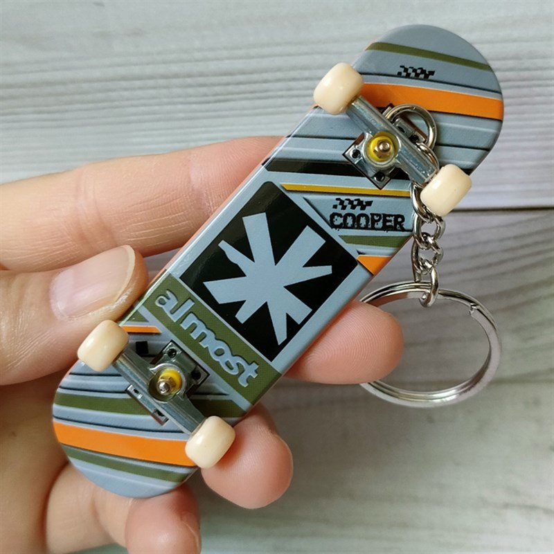9.5 x 2.5-finger skateboard key chain, four-wheel double-barrel mini-finger-fingered children's package