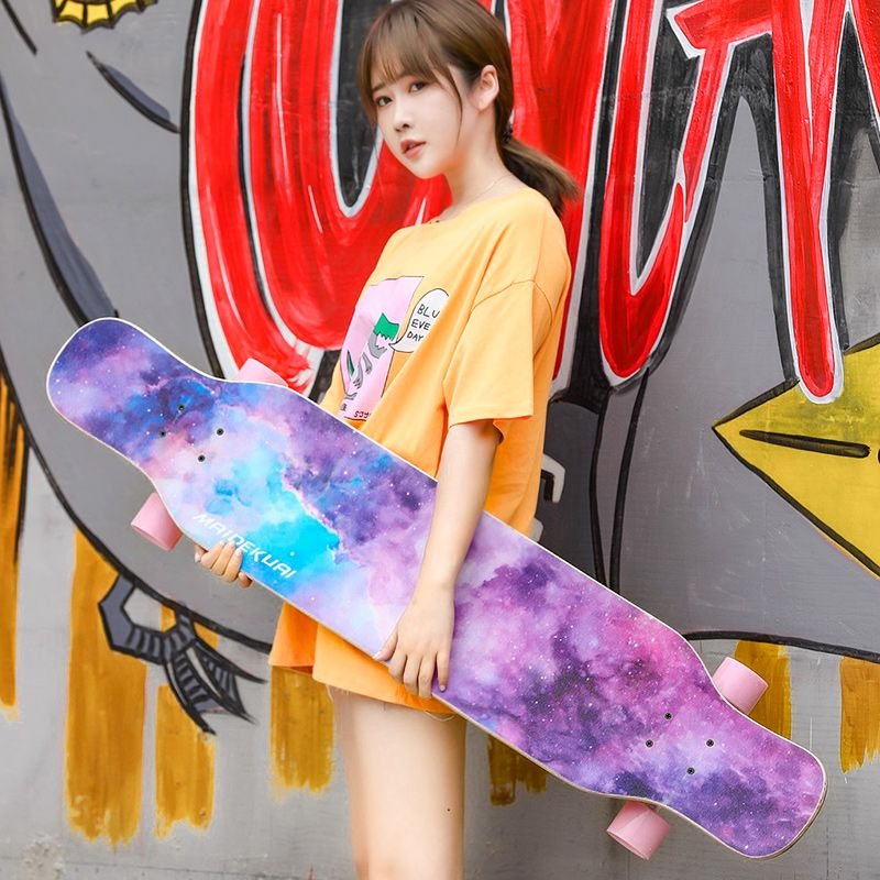 A Han-style four-wheel-brusher for young adult boys and girls in the long-board skates