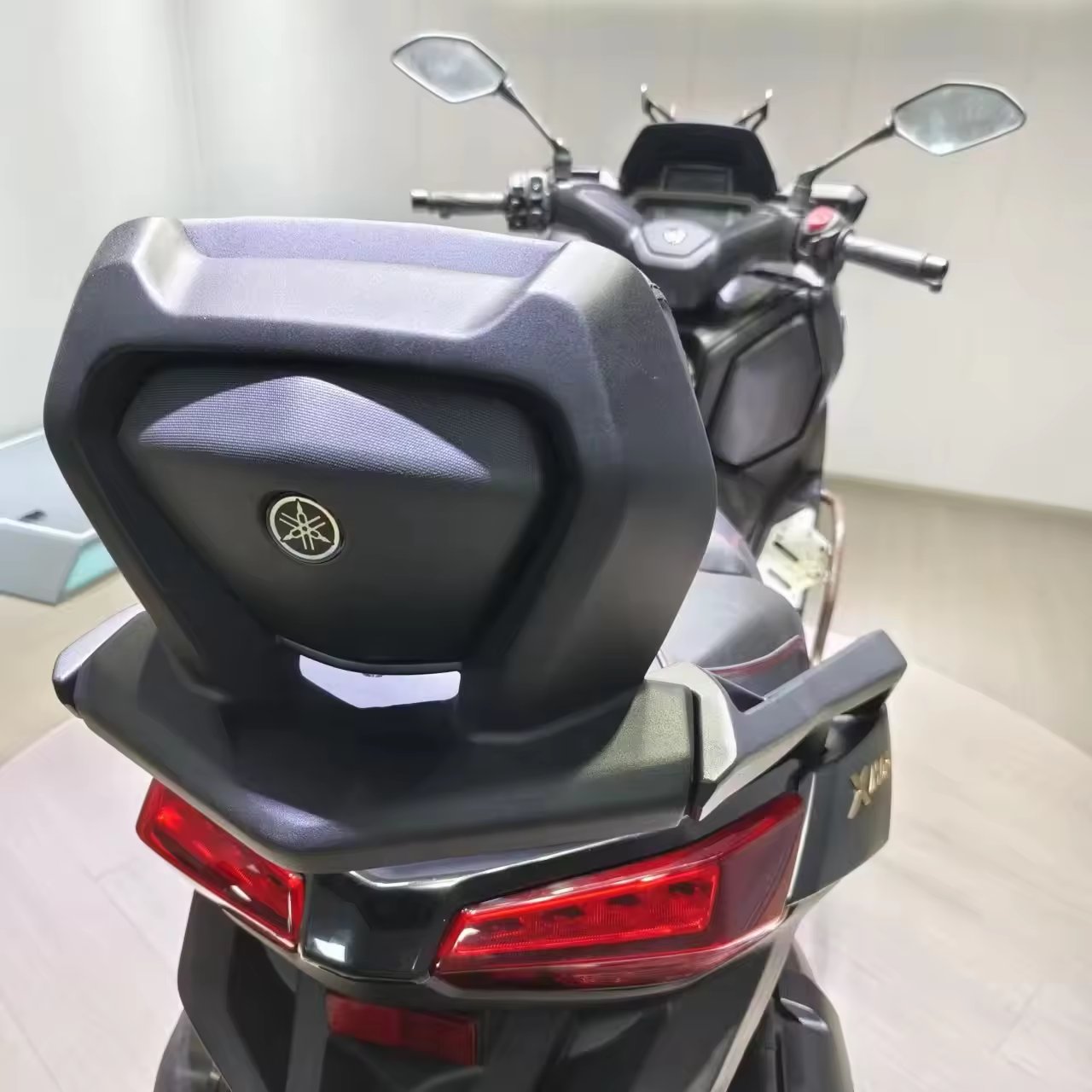 Motorcycle Spare Parts XMAX Aluminum Alloy Rear Rack Cargo Sissy Bar bracket with backrest for yamaha xmax 250 300