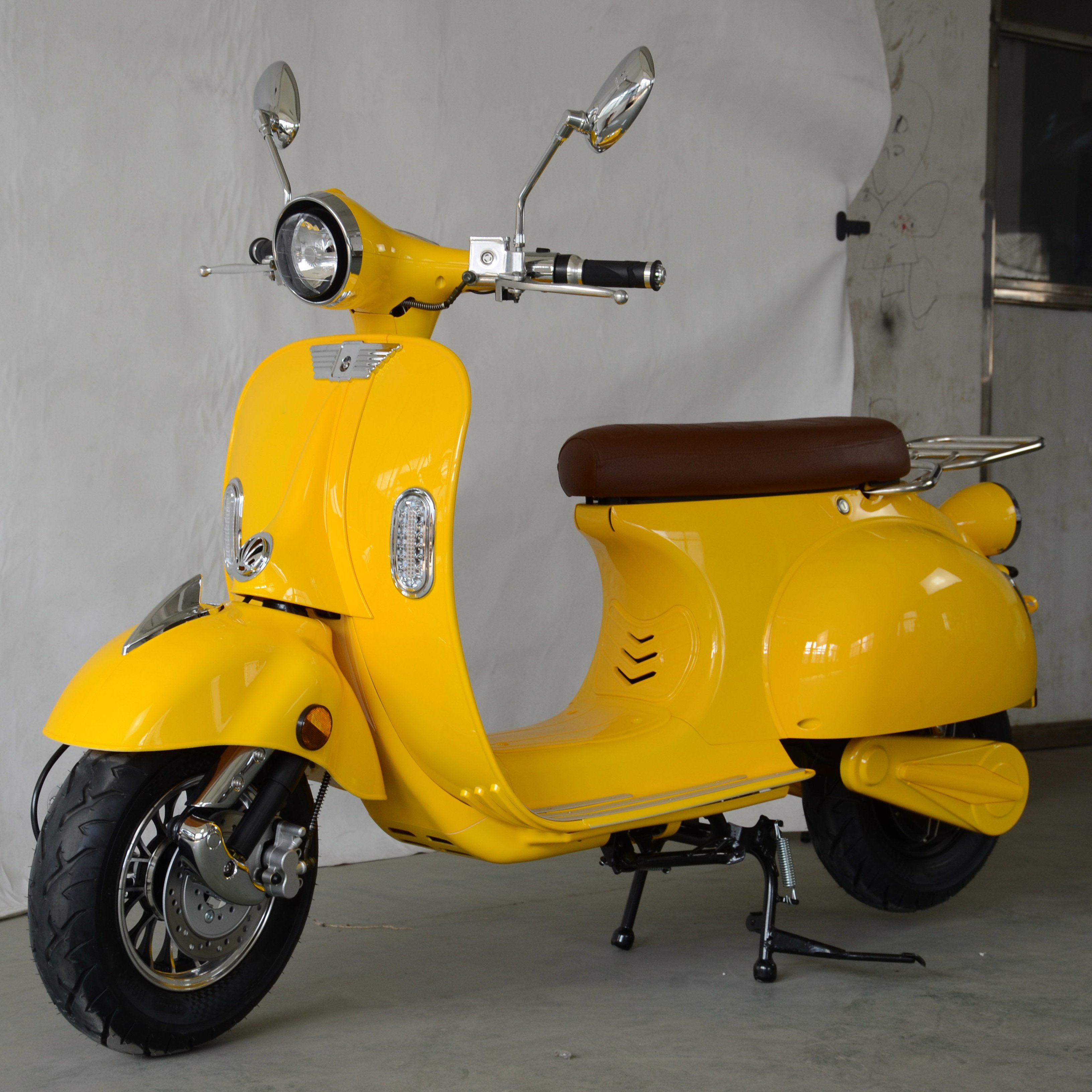 Vintage Electric Scooter 2000W EEC certificate with Removable Lithium battery