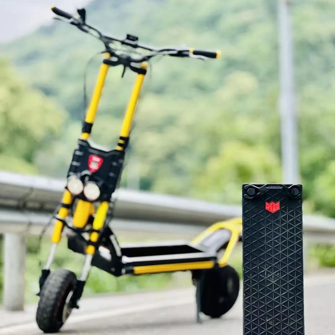 New Arrival Kaabo Wolf King GTR Folding 12 inch Tire Electric Scooter Adult EScooter Electro 72V 35Ah Portable Battery 2000W*2
