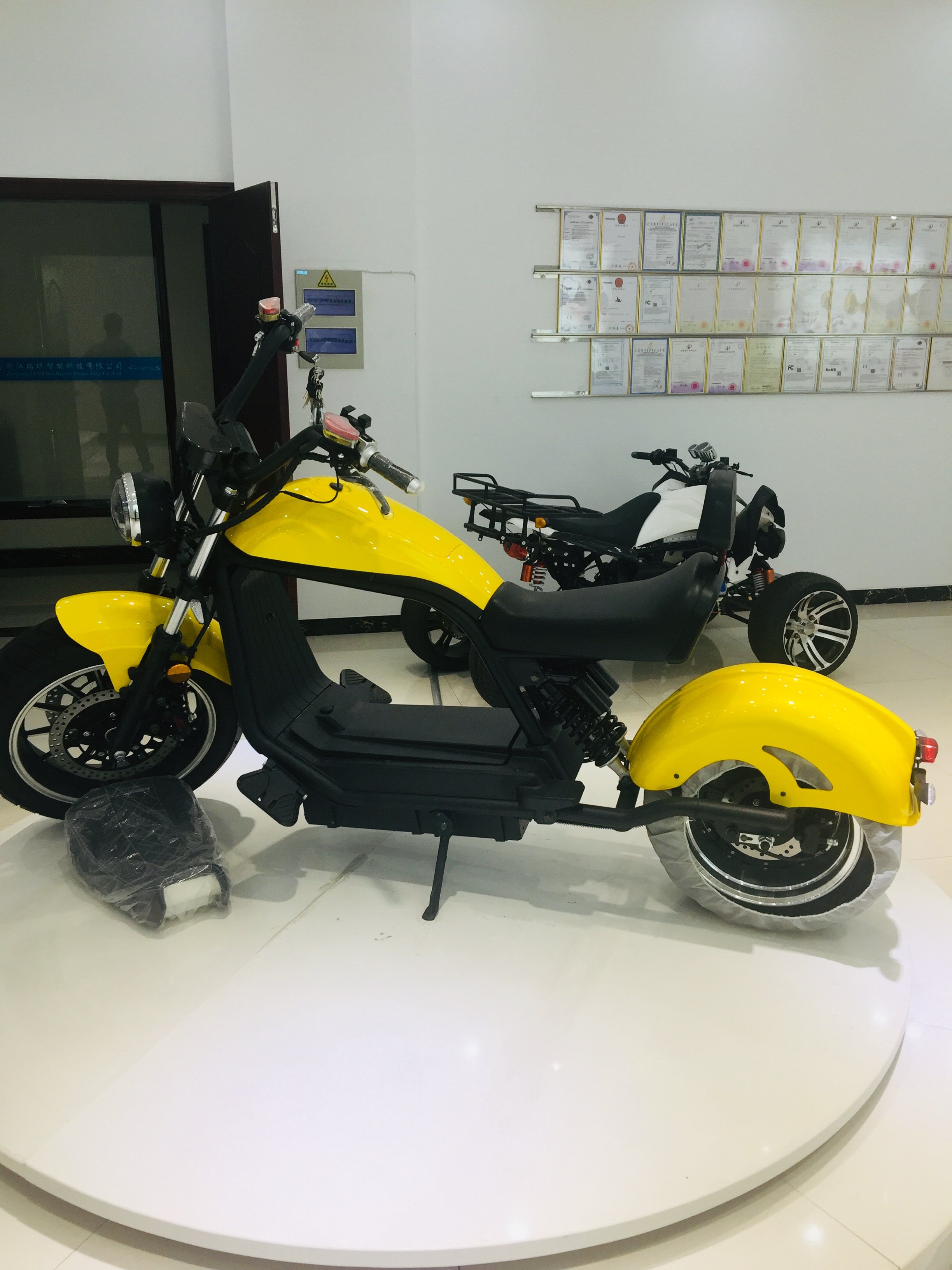 Amoto 2000w 63v 20AH/30AH/45AH Lithium Battery eee coc electric scooter HL6.0 citycoco