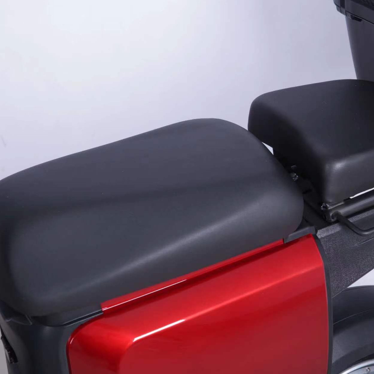 Best Selling 48V 500W 12A Electric Adult Scooter with Comfortable Seat and Foot Paddle