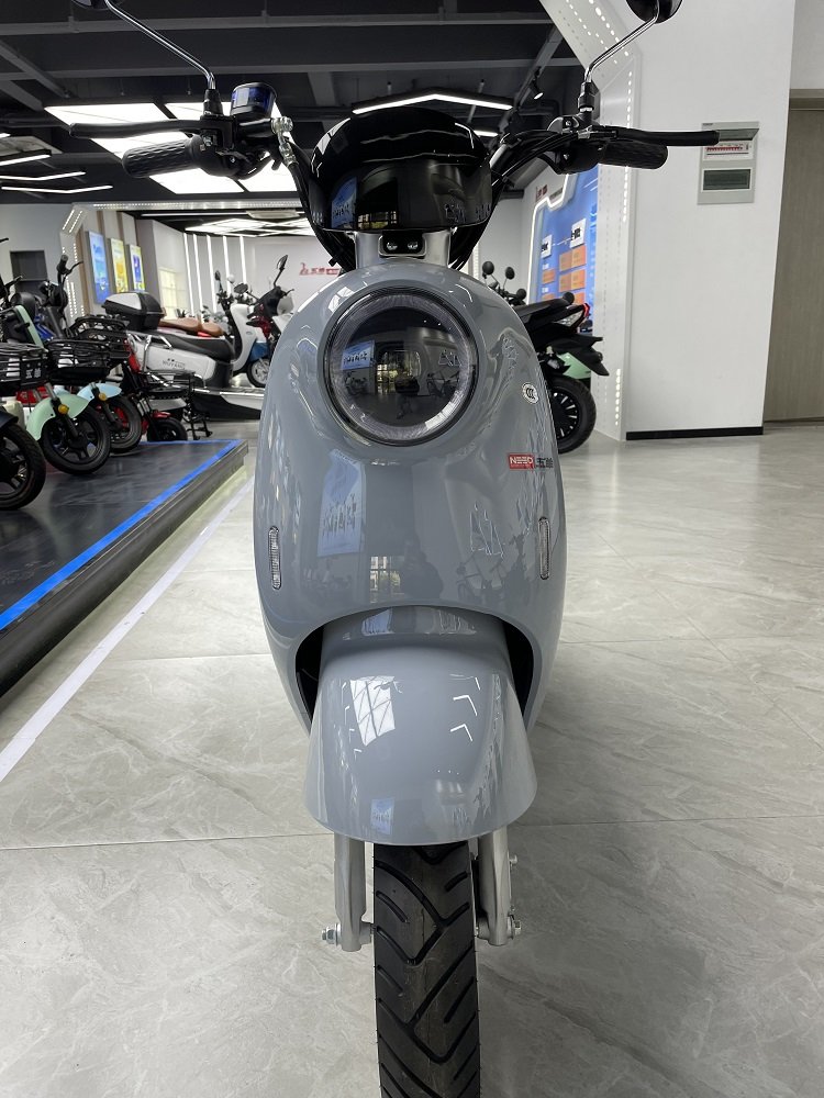 High-Speed 1200 Watt White Electric Scooter Unisex Applicable 75kmph 36V-48V Battery Smart Type 2000W Motor Power Optional Seat