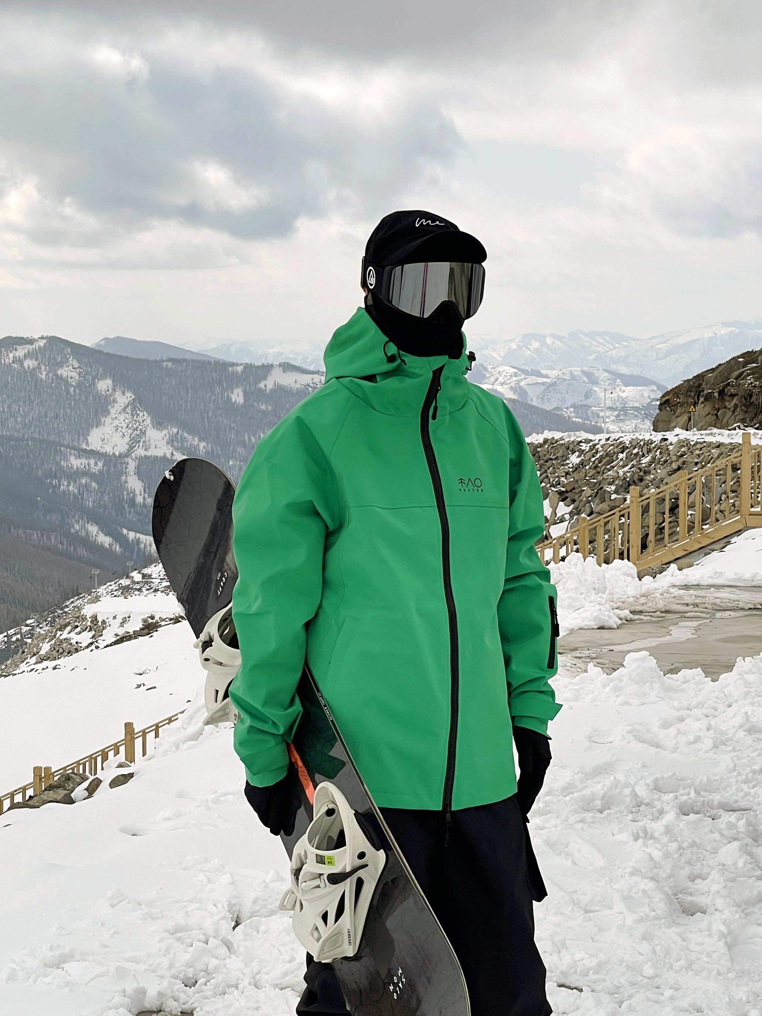 green velvet waterproof and wind-resistant ski suit with current oversize snowpants