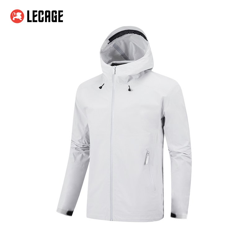 Lucage's skiing suit for a woman in water and wind and cold