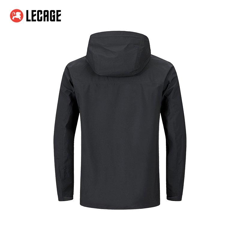 Lucage's skiing suit for a woman in water and wind and cold