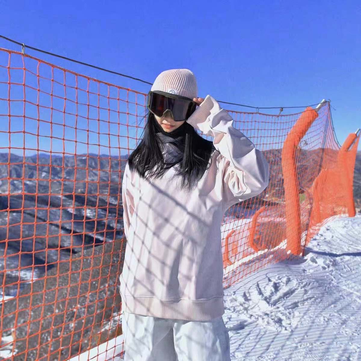 The long white hill skis are leased, single-board, windproof and waterproof