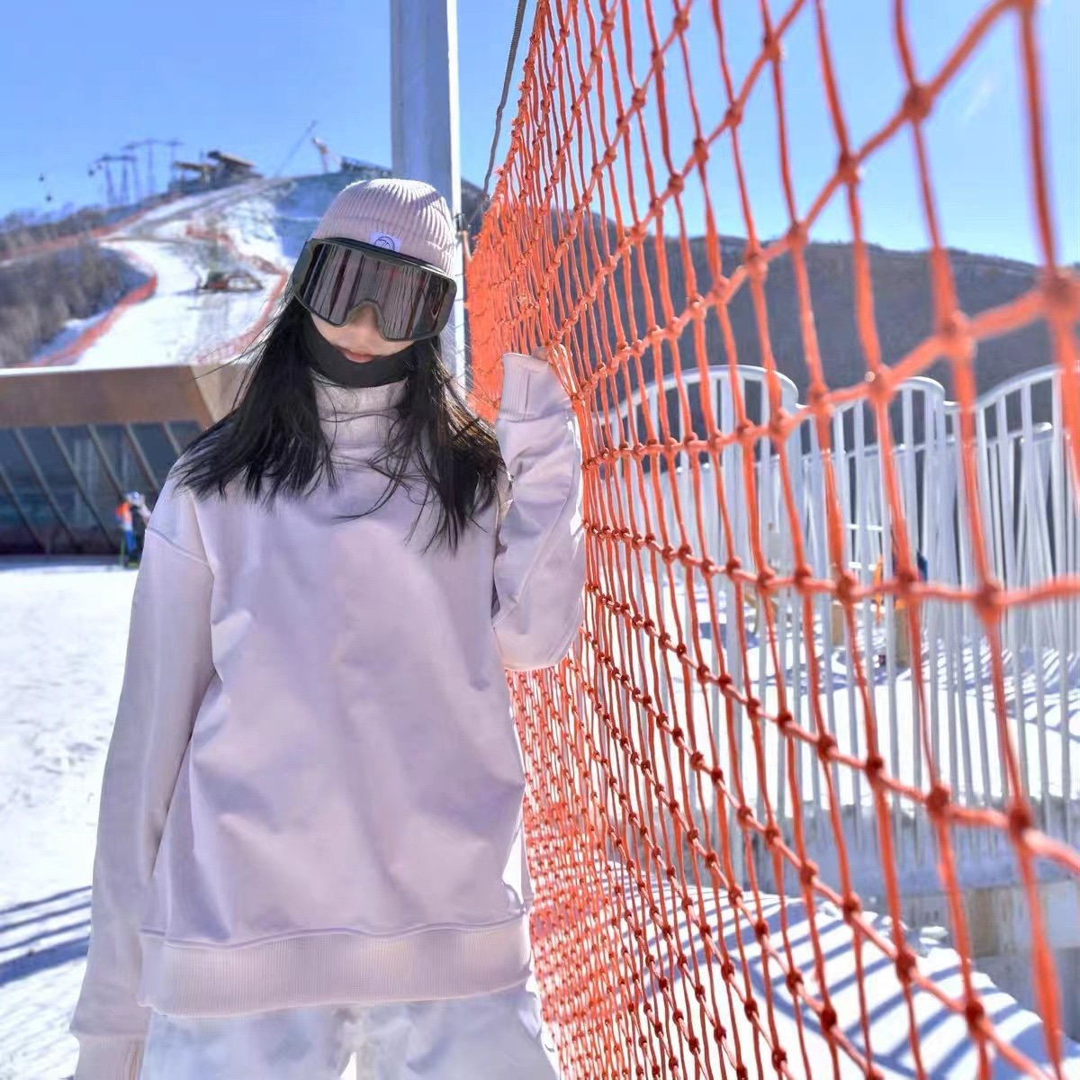 The long white hill skis are leased, single-board, windproof and waterproof