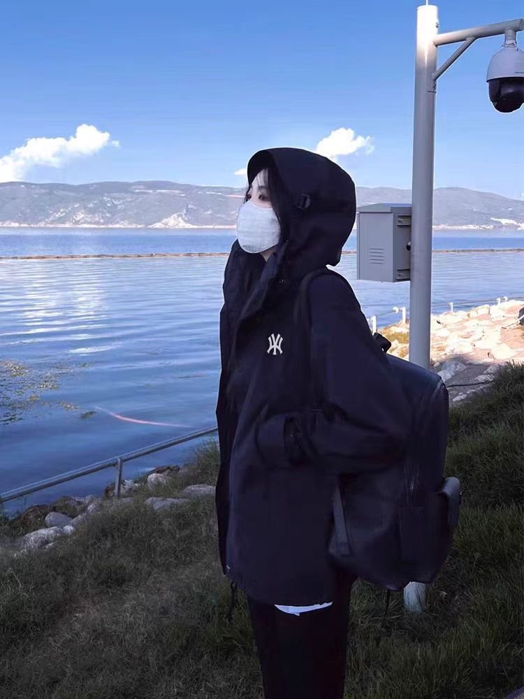 THE GIRL IN THE NY'S ASSAULT SUIT WENT TO THE MOUNTAINS TO HIDE A THREE-SUM JACKET THAT COULD BE REMOVED FROM THE MAN'S WATERPROOF AND WINDPROOF JACKET
