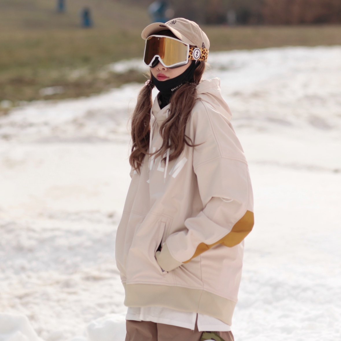 Shen Xiaoxian Doce recommended Anthem's soft-shell-proof, wind-proof and fluffy hoodie light-coloured winter single-board ski suit