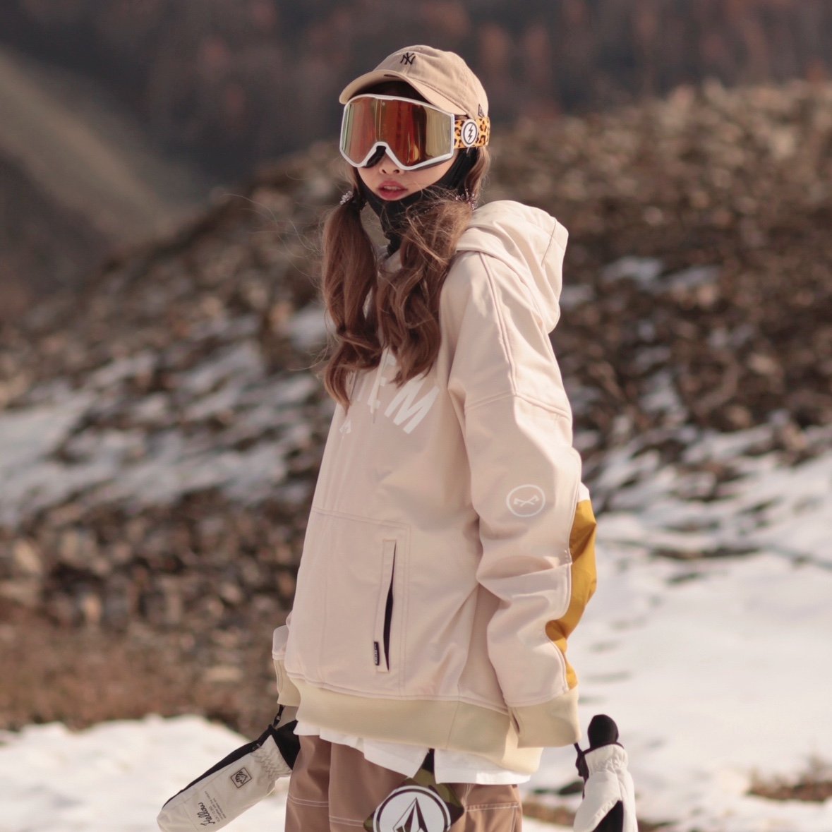 Shen Xiaoxian Doce recommended Anthem's soft-shell-proof, wind-proof and fluffy hoodie light-coloured winter single-board ski suit