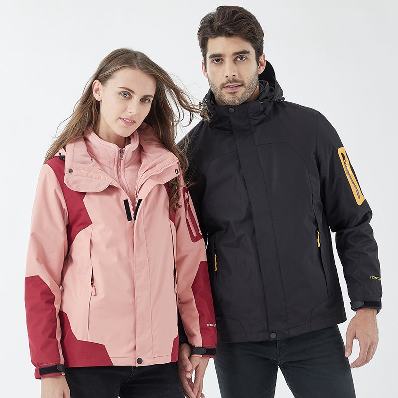 Three times a man and a woman in an exterior assault jacket can detach the tide of a winter and autumn ski suit