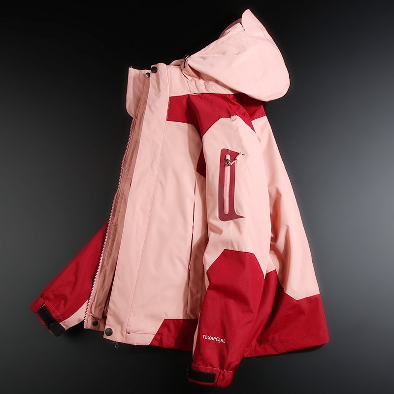 Three times a man and a woman in an exterior assault jacket can detach the tide of a winter and autumn ski suit