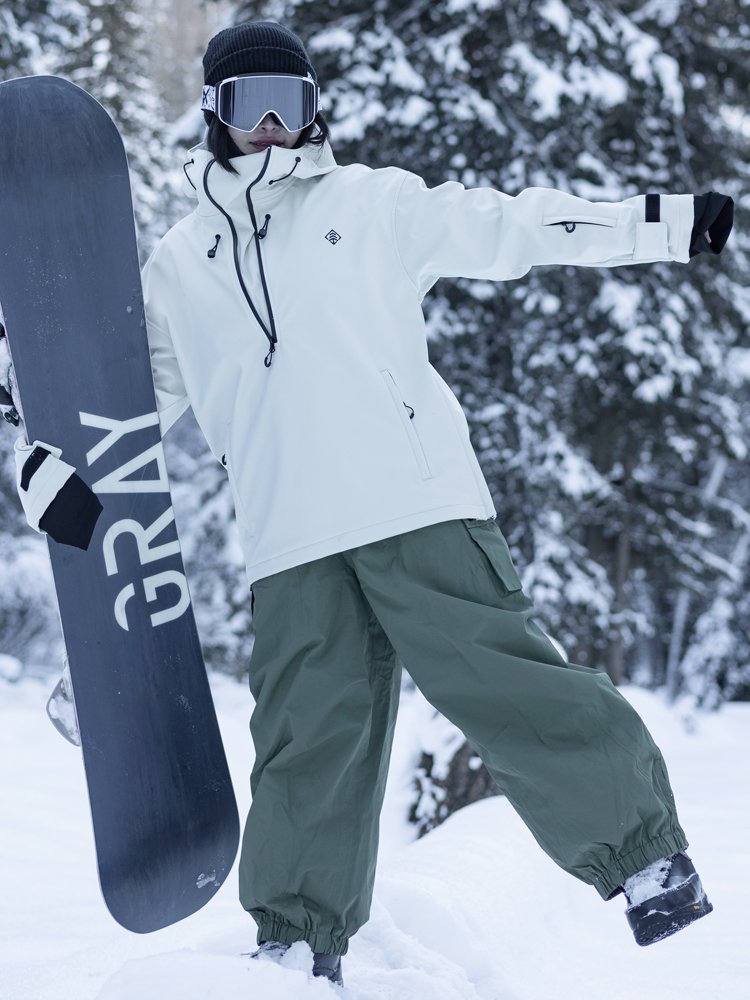 AN APVCX SKI SUIT OF 1.0 FOR A SINGLE-SKINNER SKI SUIT AND A SPECIALIZED OUTDOOR WATERPROOF SNOW SUIT