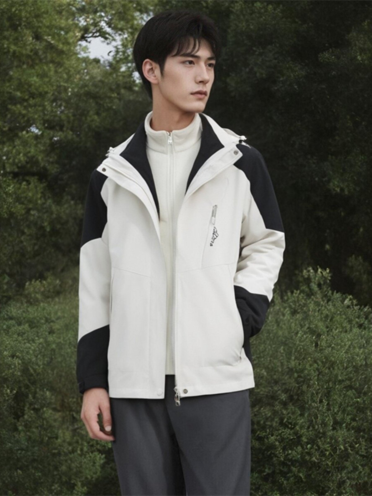 In autumn and winter, a man and a woman can take off an outdoor water-protected twilight coat