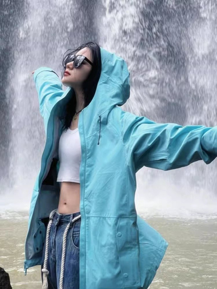 HALSIDE, THE BLUE SCOOTER COAT GIRL, THREE-AND-A-HALF-A-WINDY, WATERPROOF COUPLE SKIS