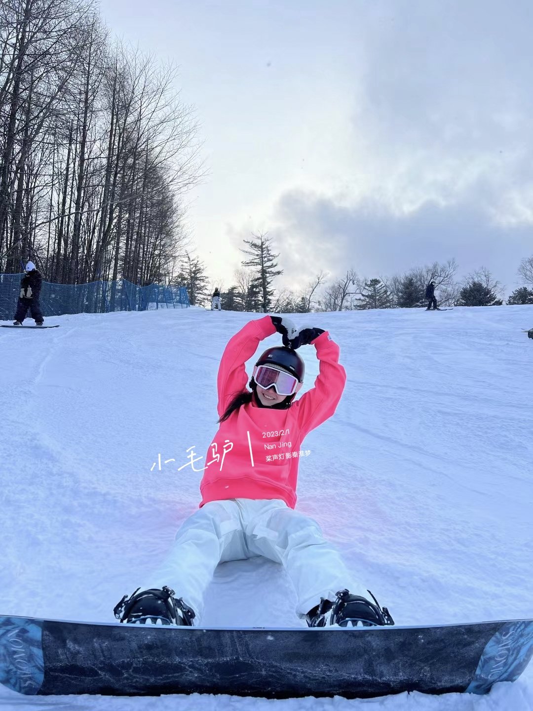 Little donkey with a white hill ski suit, a windproof, water-proof, small-scale fluorescent ski suit package