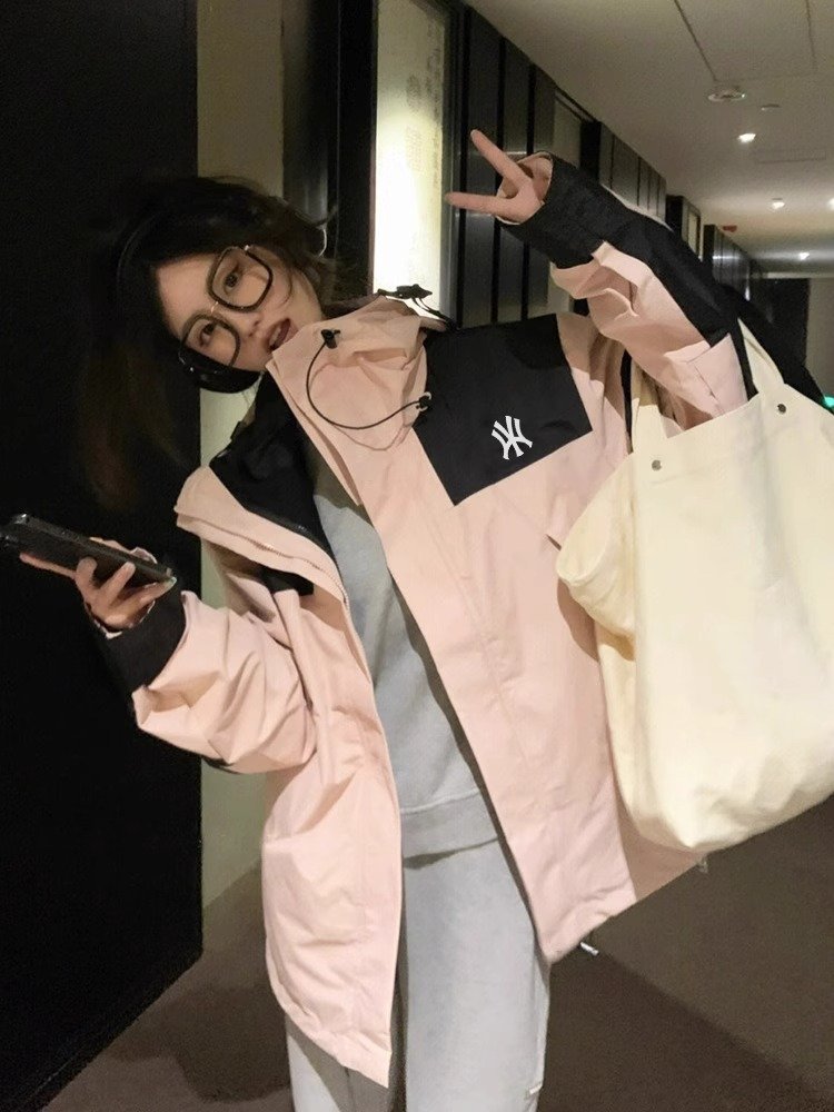 A NEW WFWQ, A MAN AND A WOMAN CAN TAKE OFF A MAN'S WINDPROOF JACKET