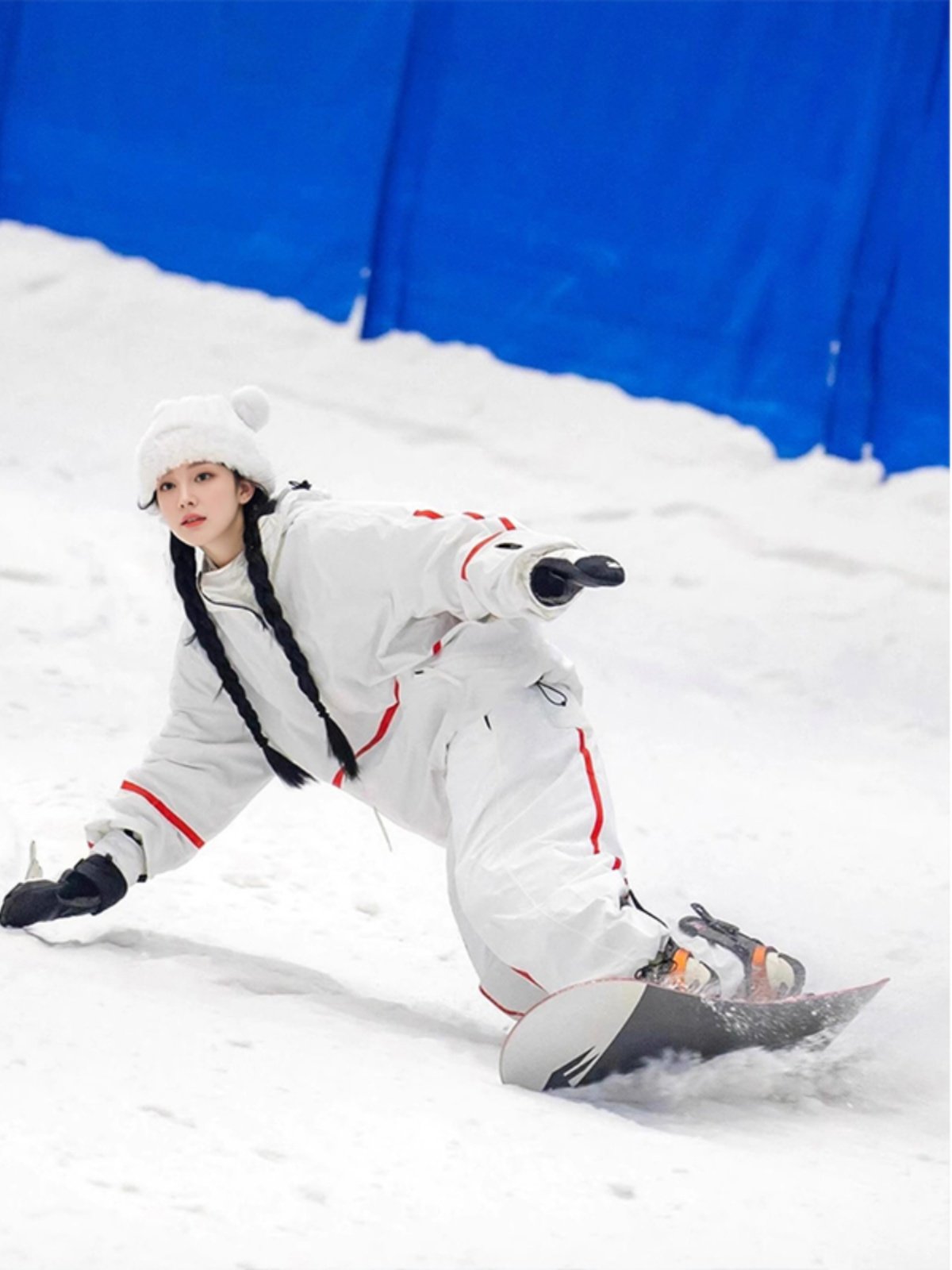 FYUT OUTDOOR SKI SUIT FOR A WOMAN WITH A WARM AND WATERPROOF SPORTS JACKET AND A NEW ONE-SIDED SKI PANTS