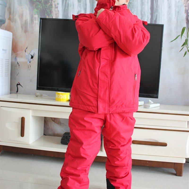 children skiing and skiing, boys and girls warm z-gas-retarding, outdoor skiing and cotton skiing