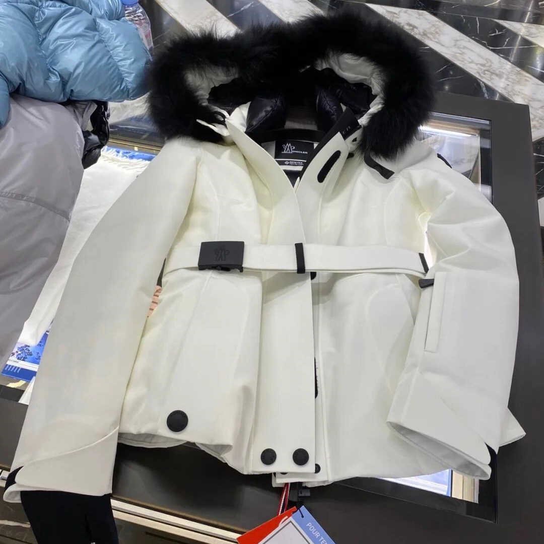 French for Moncler's coat for a long-term hood and fur coat