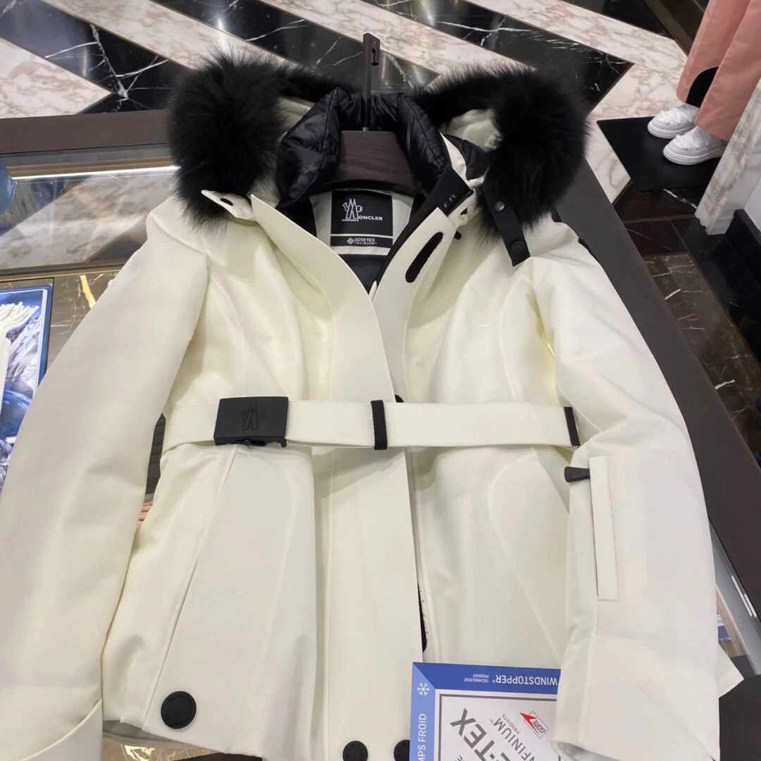 French for Moncler's coat for a long-term hood and fur coat