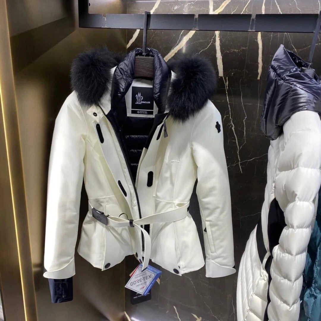 French for Moncler's coat for a long-term hood and fur coat
