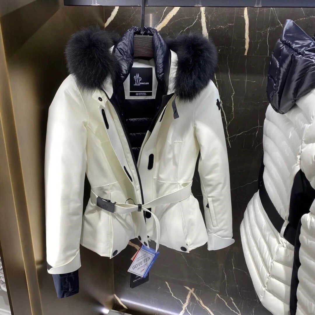 French for Moncler's coat for a long-term hood and fur coat