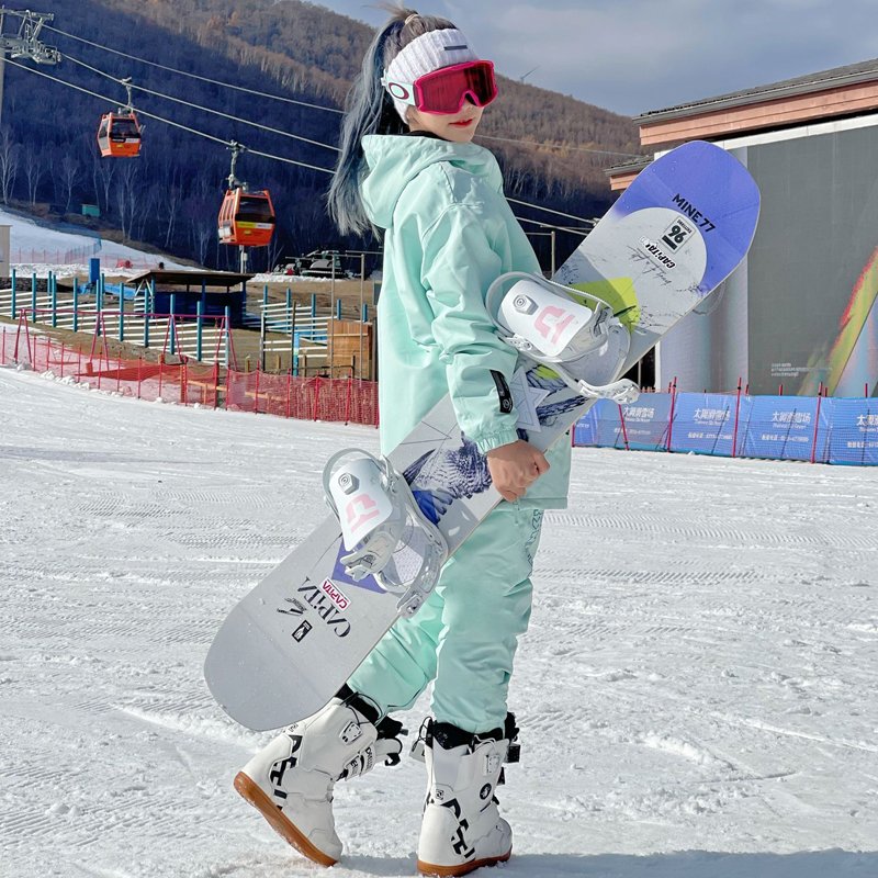 A new Korean ski suit for both men and women in a single-skinned, windproof, warm suit for couples