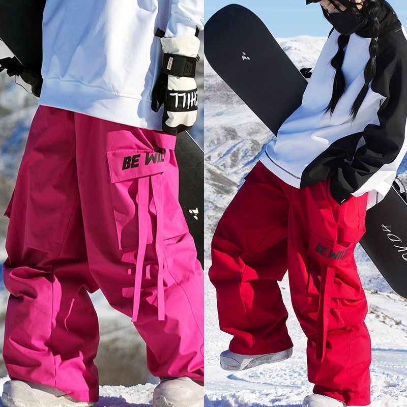Chillbegats single-board ski shorts, men and women are sympathetic to a couple of American double-skinned ski suits with a soft-heating professional