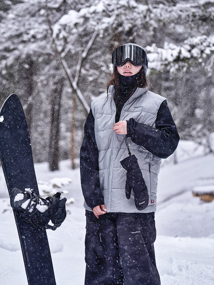 AWKA warms up and wears a vest, and a timid in-ski in the polar field