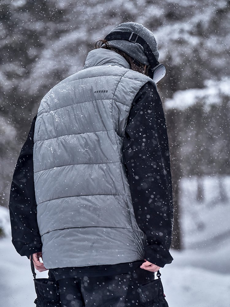 AWKA warms up and wears a vest, and a timid in-ski in the polar field