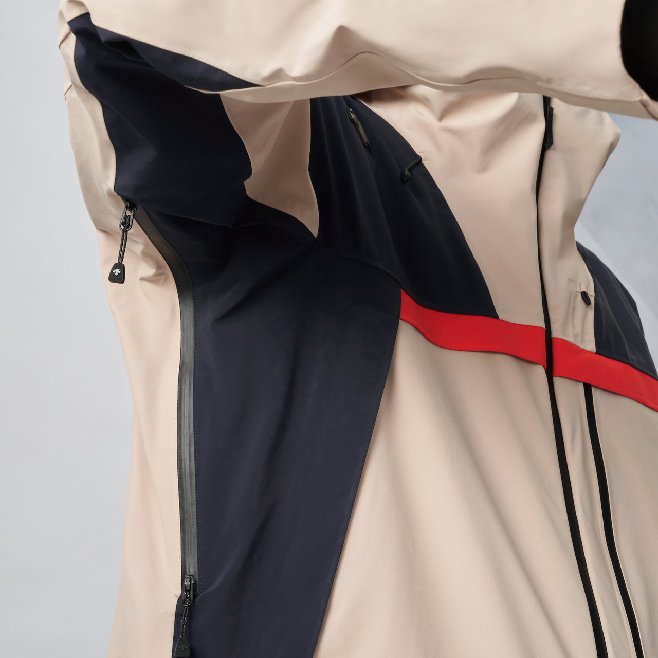DESCENTE DISANTER SINGLEBOARD RWSB SPECIALTY IN OUTDOOR SKI SHIRES TO KEEP MEN AND WOMEN WARM AND SAFE FOR THE WINTER