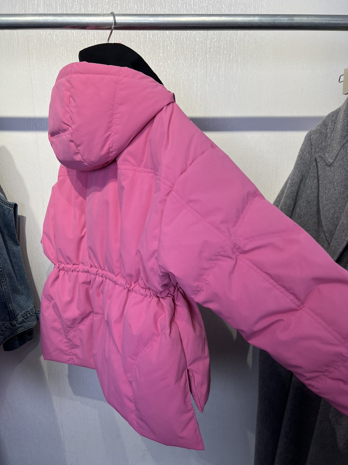 "ROLLIELE, GERMANY, CHINESE RED HEATING IN A SKI SUIT IN THE AUTUMN AND WINTER." LWD 341L10100