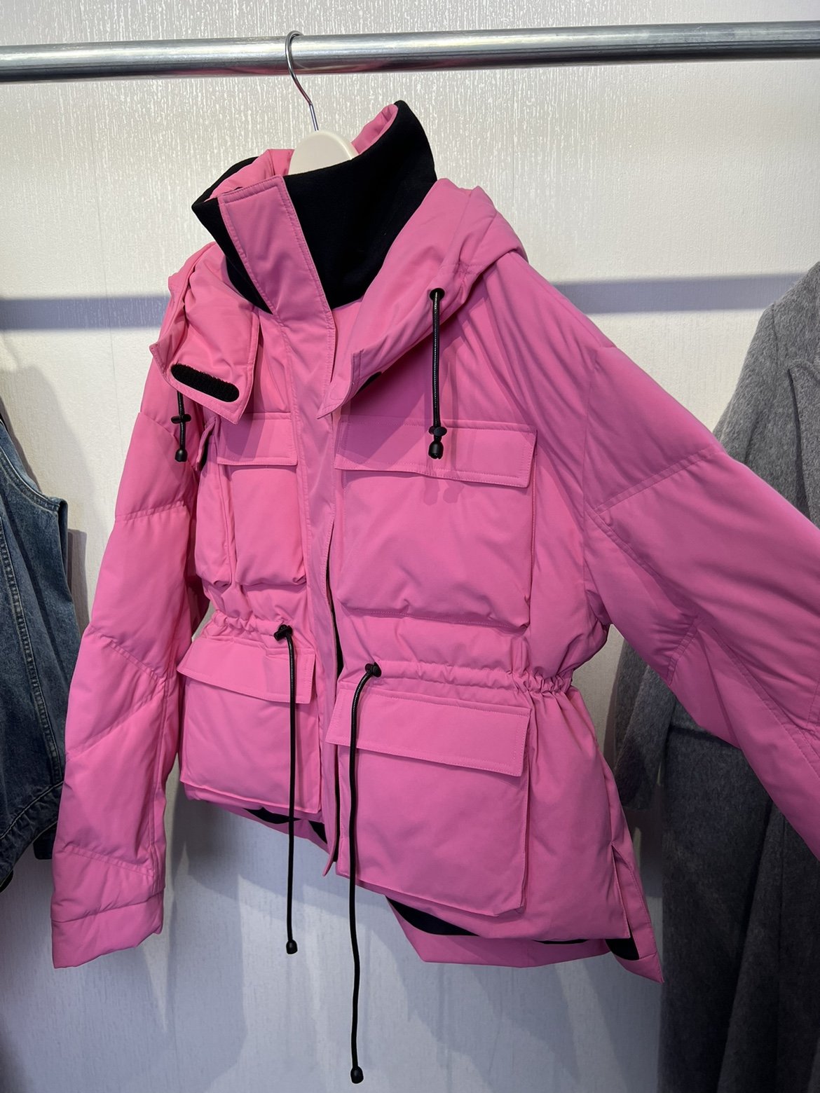 "ROLLIELE, GERMANY, CHINESE RED HEATING IN A SKI SUIT IN THE AUTUMN AND WINTER." LWD 341L10100
