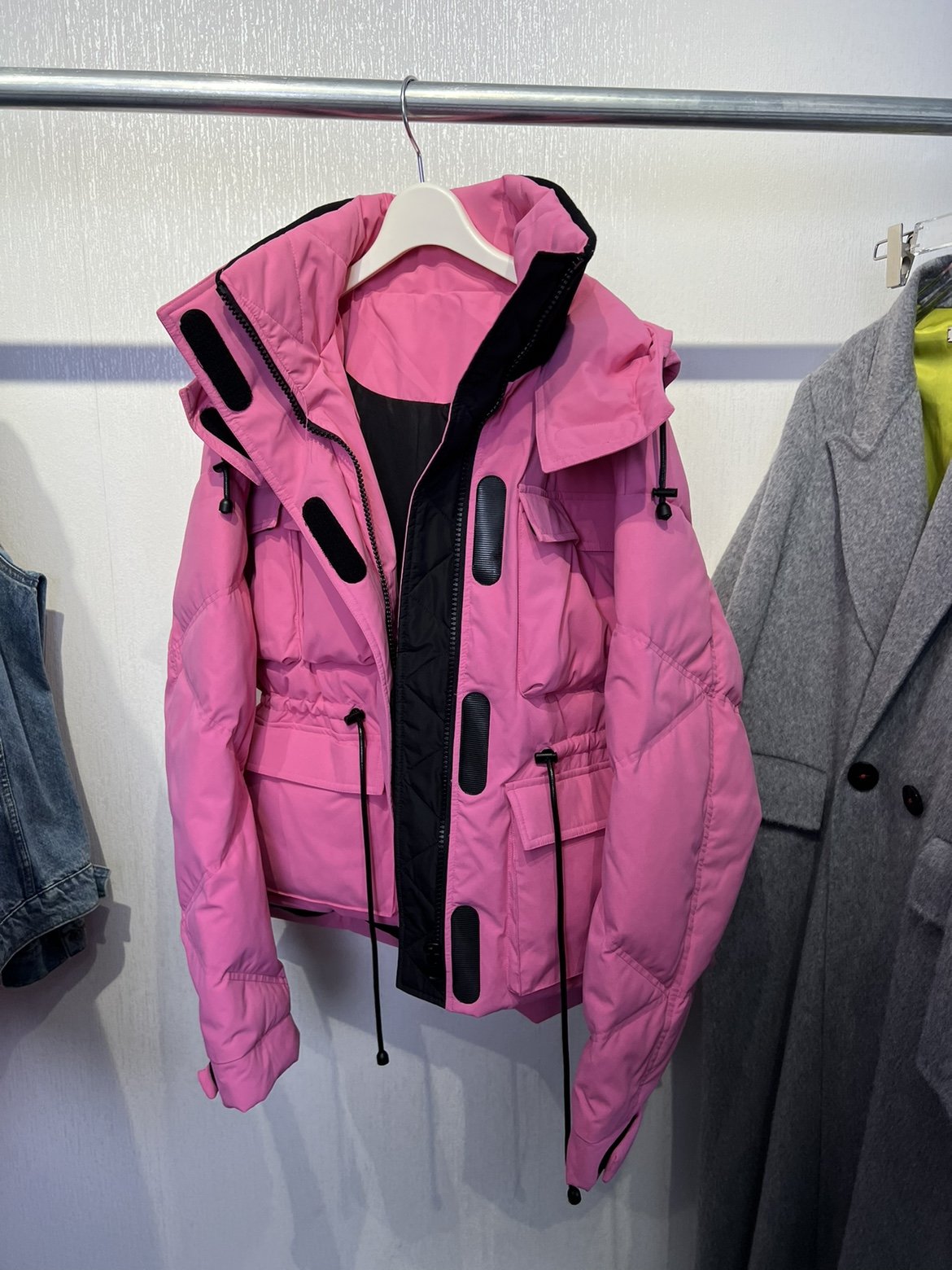 "ROLLIELE, GERMANY, CHINESE RED HEATING IN A SKI SUIT IN THE AUTUMN AND WINTER." LWD 341L10100
