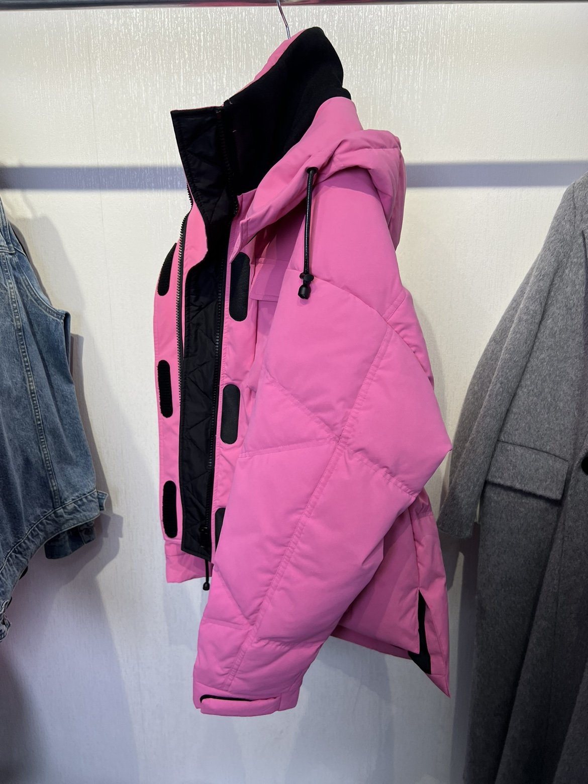 "ROLLIELE, GERMANY, CHINESE RED HEATING IN A SKI SUIT IN THE AUTUMN AND WINTER." LWD 341L10100