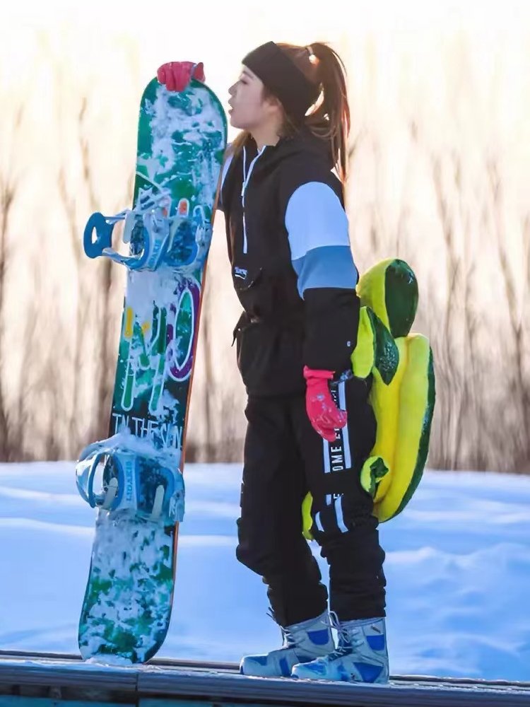 New ski suit for men and women in warm ski shirts and ski pants, waterproof air-retarding sheets and cotton skis