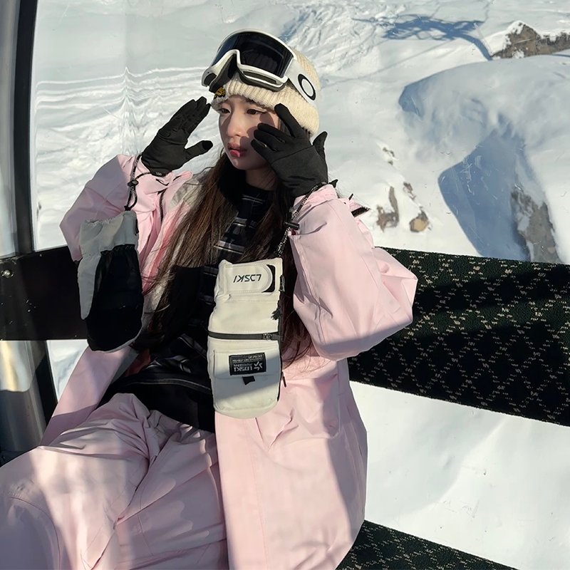 A new pink one-ski-ski suit for women specializing in waterproof and wind-heating double-boarding skis