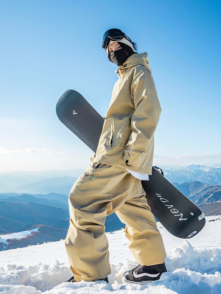 John Snow's two single-skinned ski suit suit, a tidly swollen, waterproof, skating pants in Korea