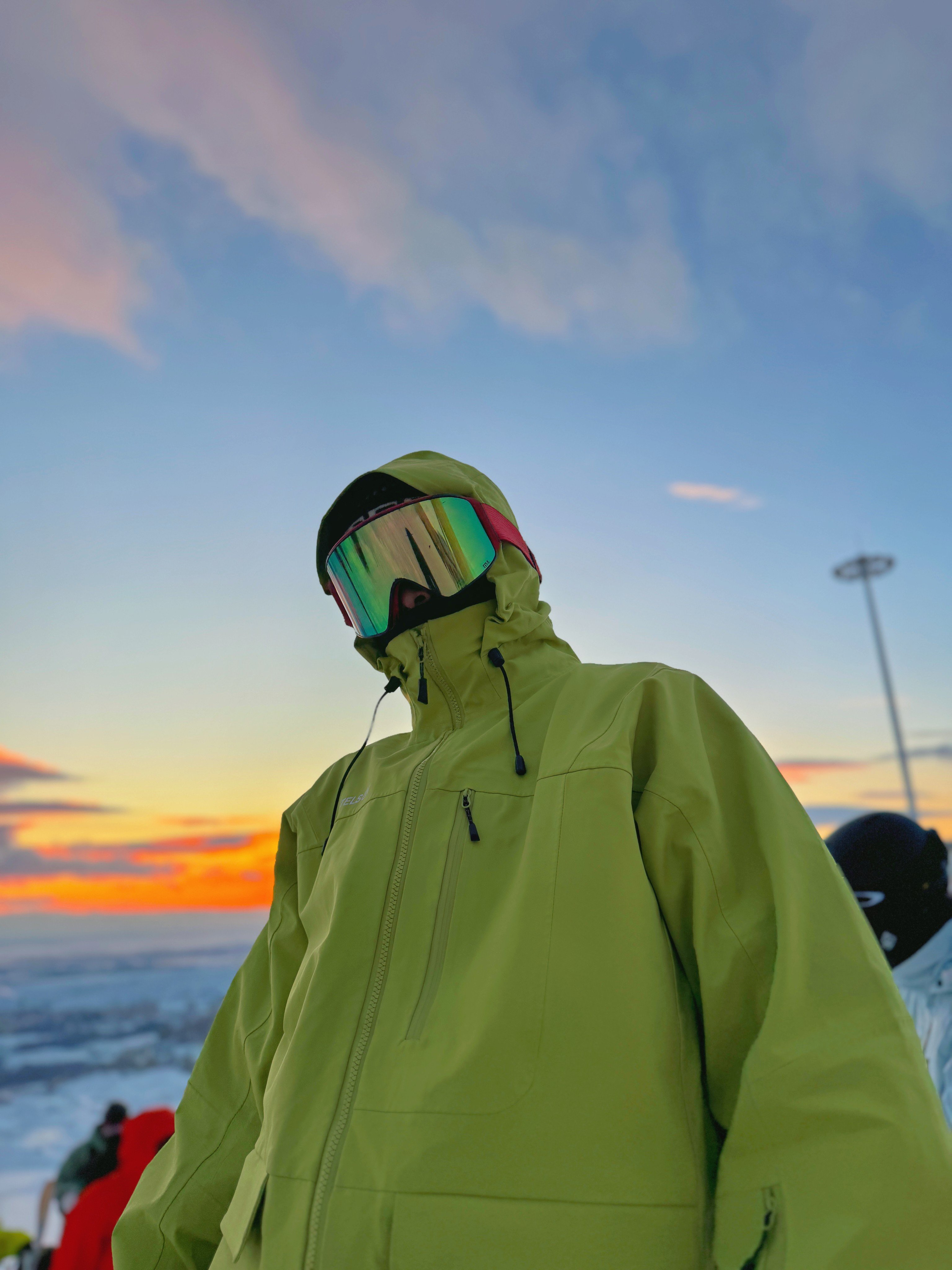 A NEW 23 FOR MEN AND WOMEN IN A 3L TELSON SKI SUIT