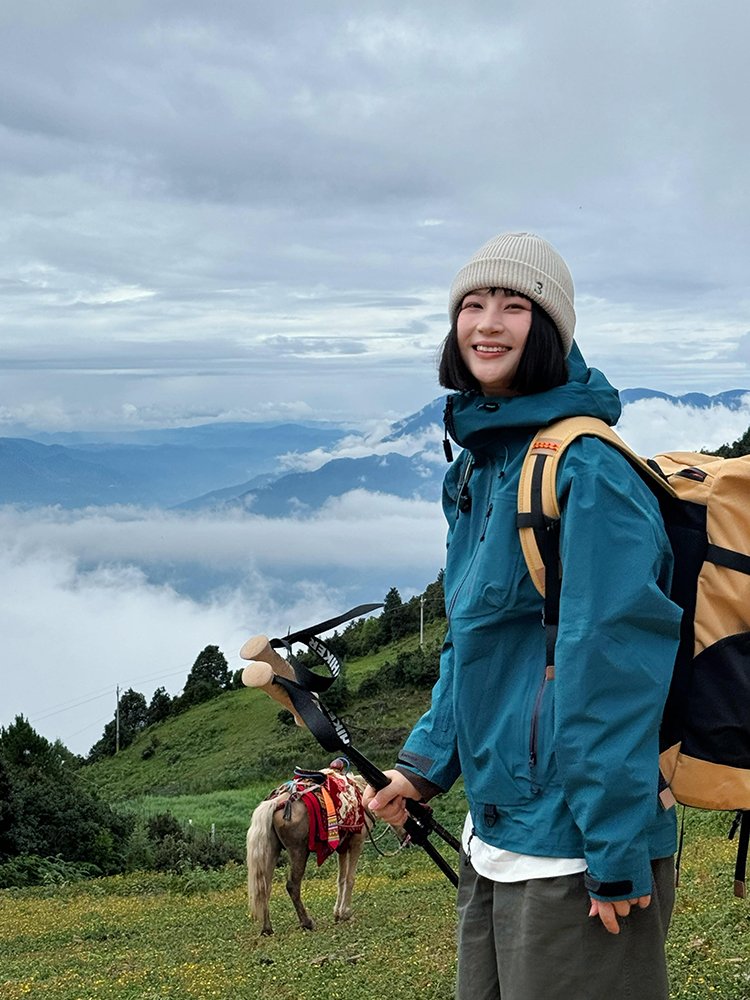A new, 2024, outdoor wind and waterproof, three-and-a-hill skating suit