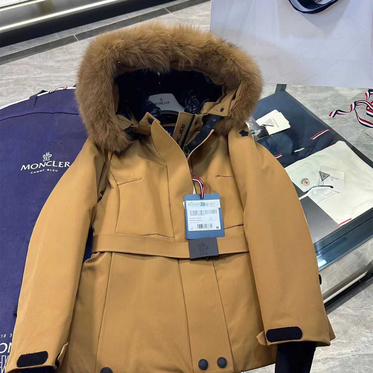 French for Moncler's coat in a long hat-and-haired velvet belt