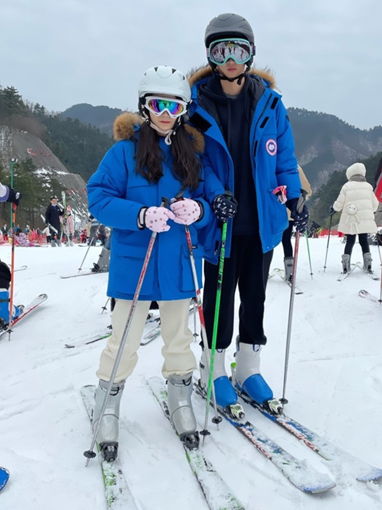 Men and women wearing coats at 30-40 degrees cold-flavored velvet suit in the north-east of Harbin