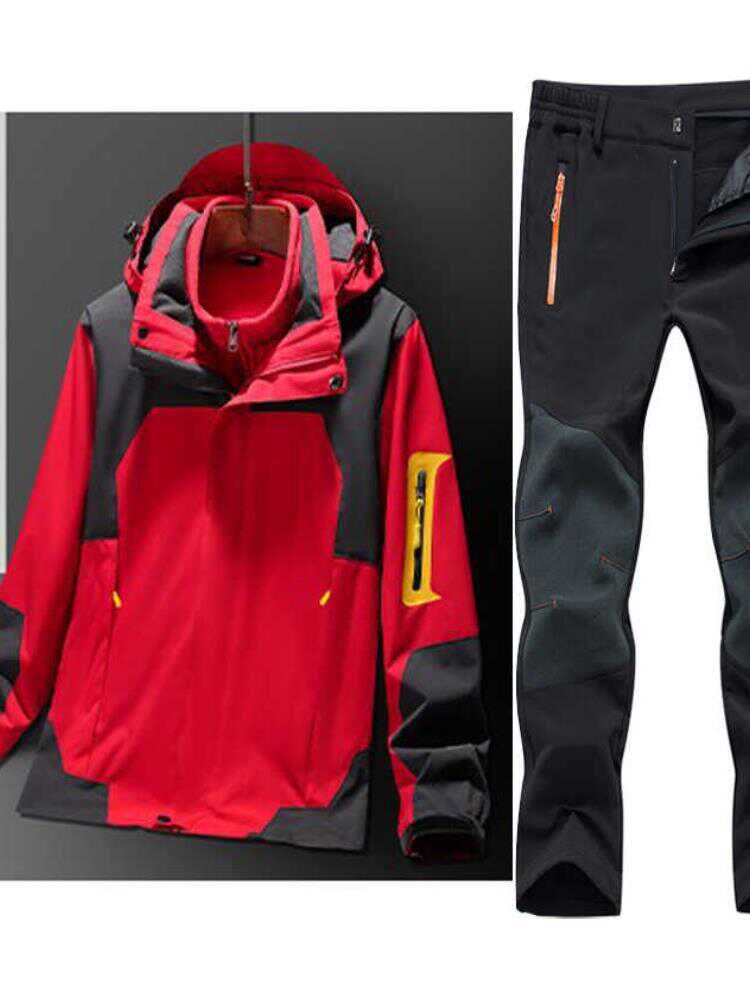 Crossing of three pairs of men ' s and women ' s work jackets for the outdoor winter assault suit of the Turko Marcher