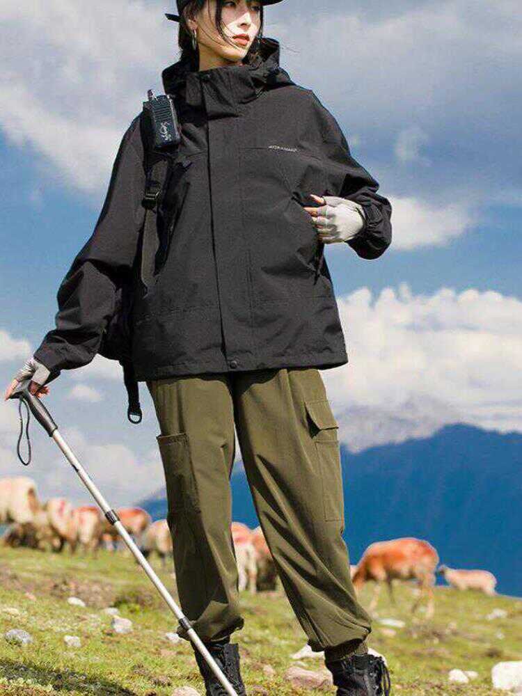 A new 2024 to warm thermal graphite corset with a thick coat