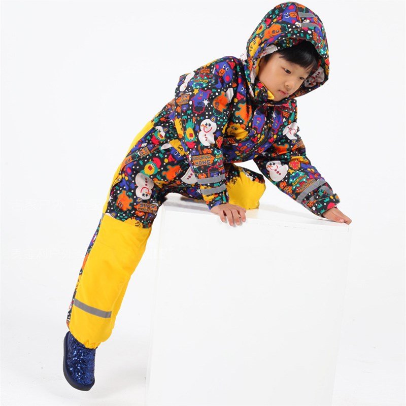 In winter, baby, boy and girl skis with warmer warmer, gas-resistant skis, pants on cotton